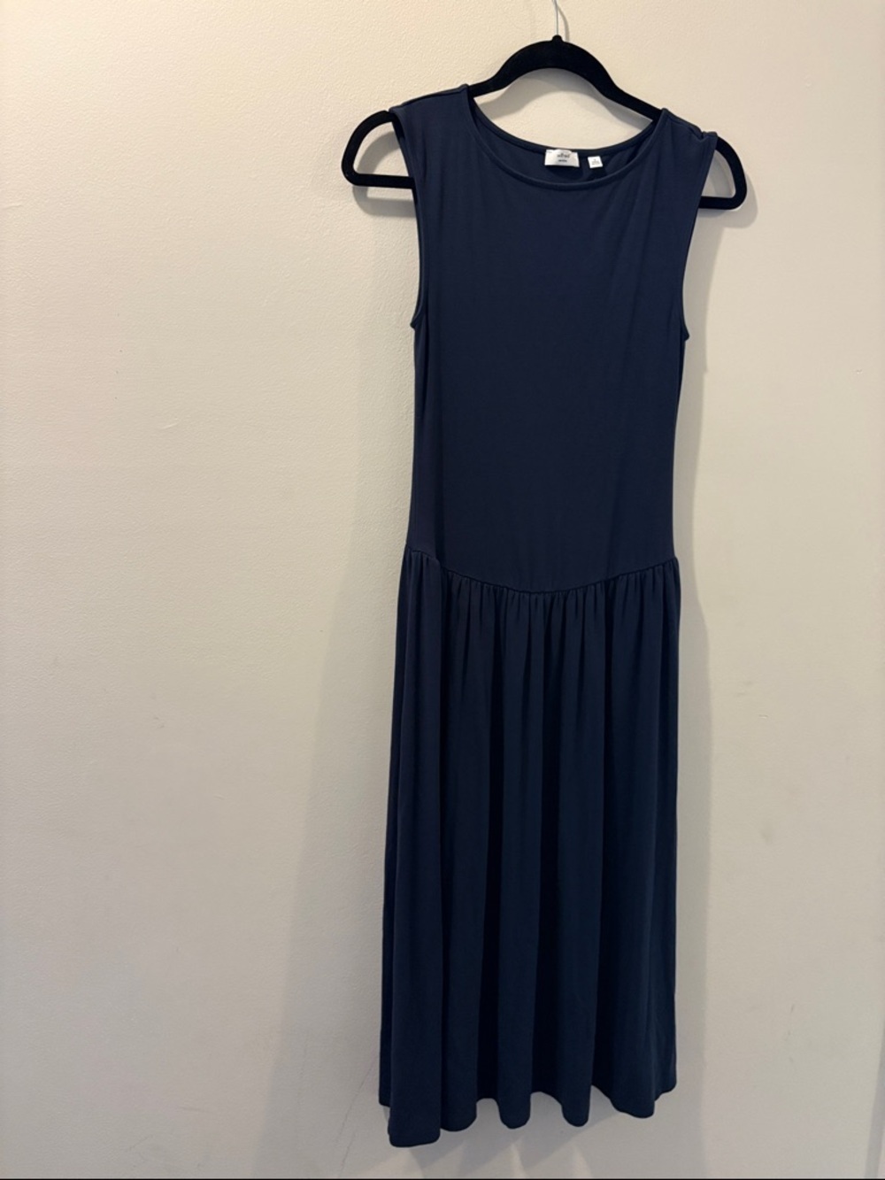 Wilfred Aritzia Sleeveless Navy Midi Dress size small